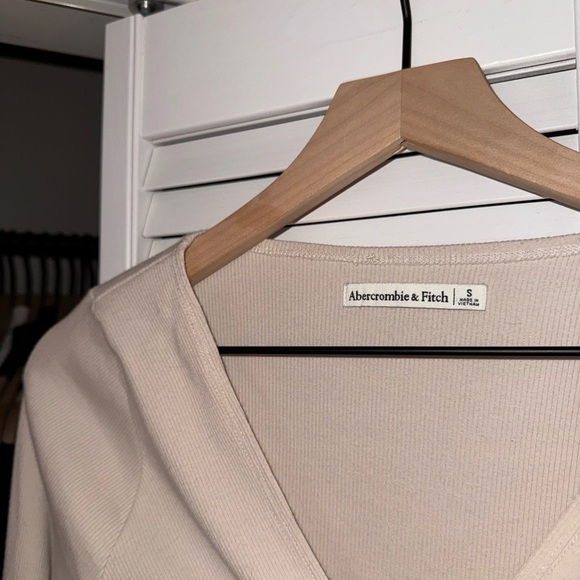 Abercrombie ‘V-Neck Twist Draped Top’ in Cream White - Picture 3 of 6